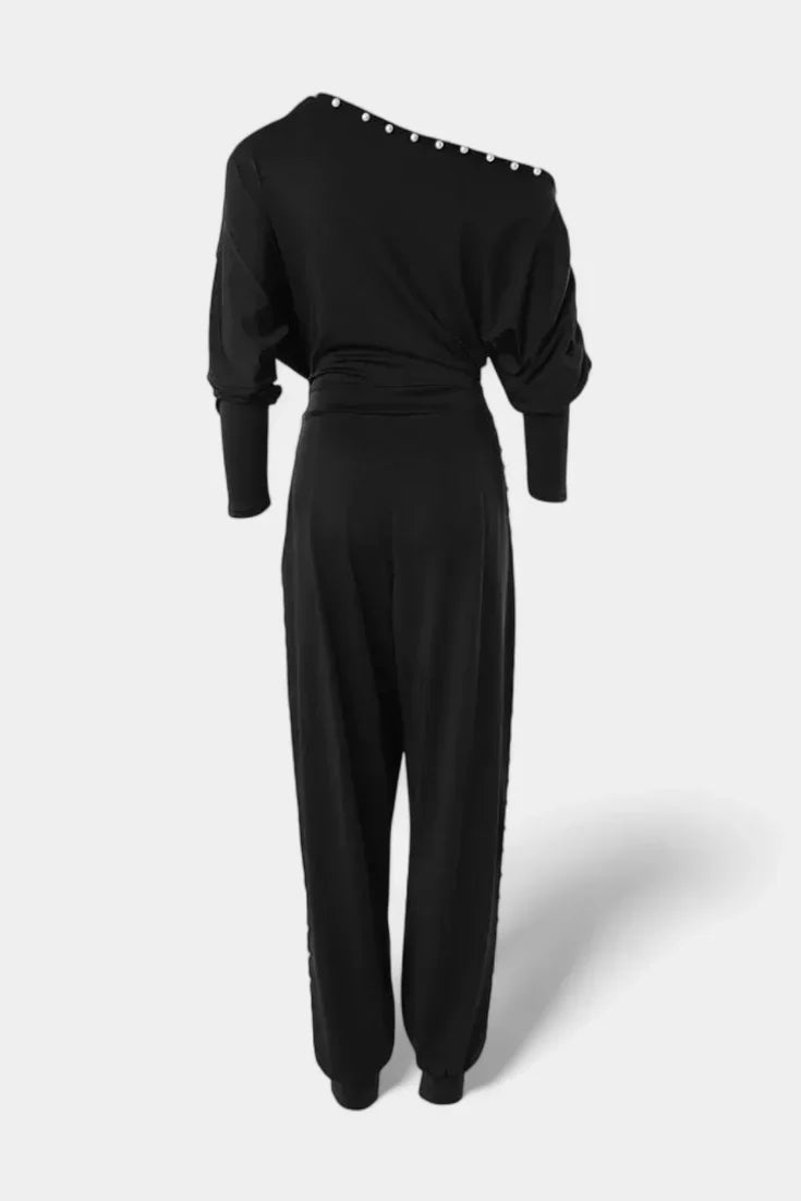 Bianca · Mono con hombro descubierto y detalles de perlas