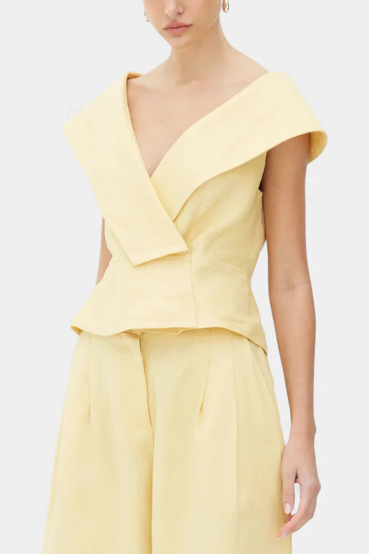 Hayden · Conjunto asimétrico con pantalón de corte palazzo