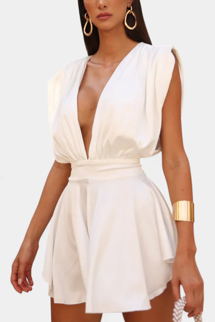 Rosaura · Mono corto con escote profundo y cintura definida