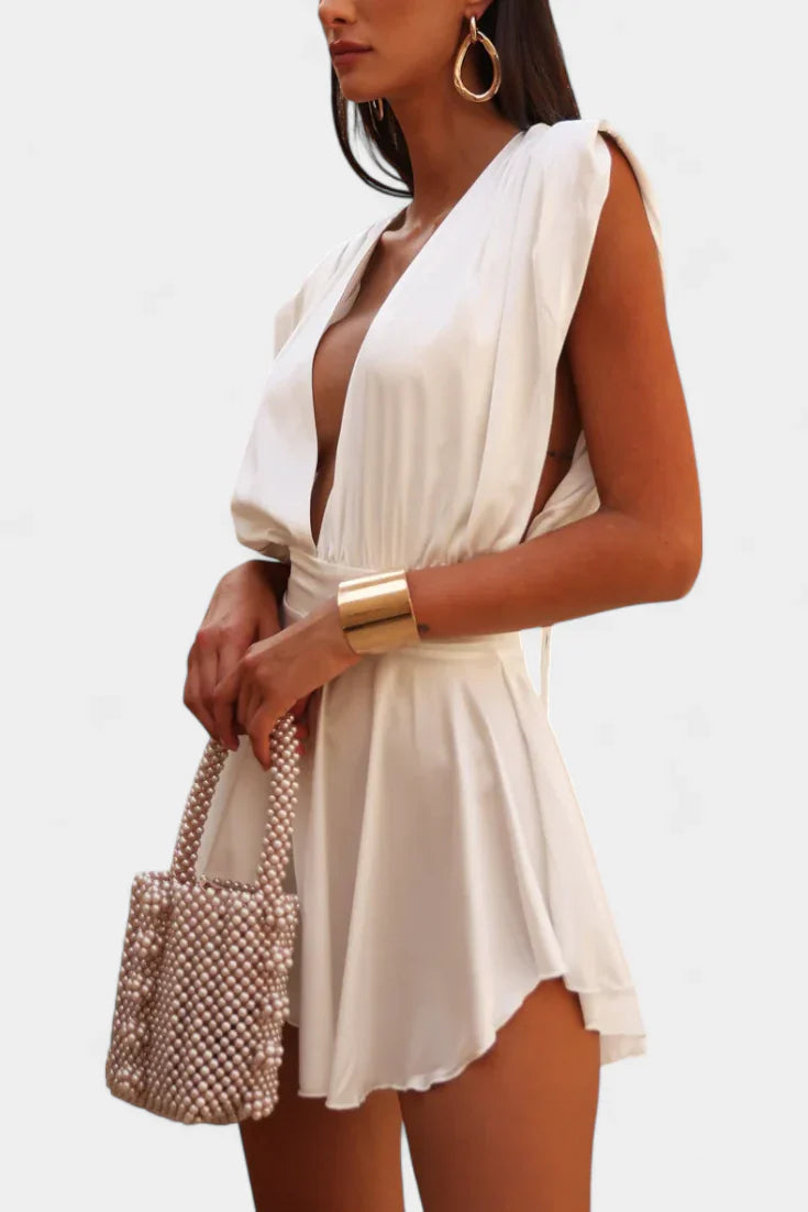 Rosaura · Mono corto con escote profundo y cintura definida