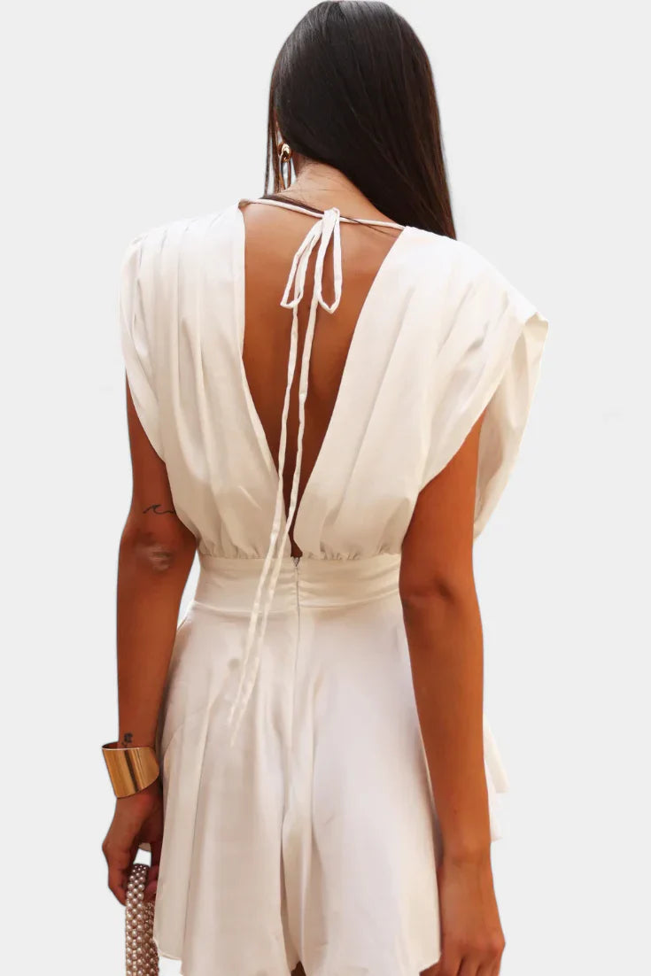 Rosaura · Mono corto con escote profundo y cintura definida